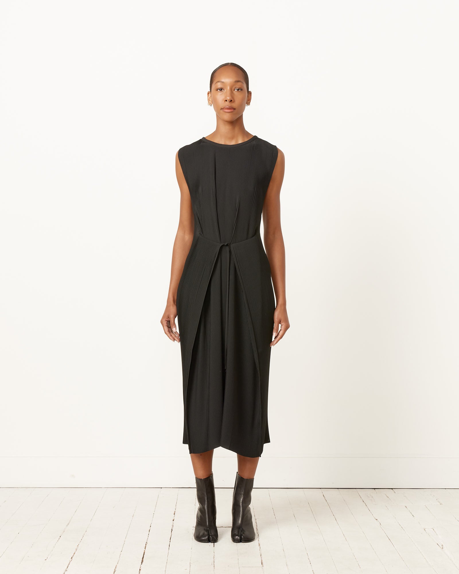 Pull Plisse Dress in Black Pull Plisse Dress in Black