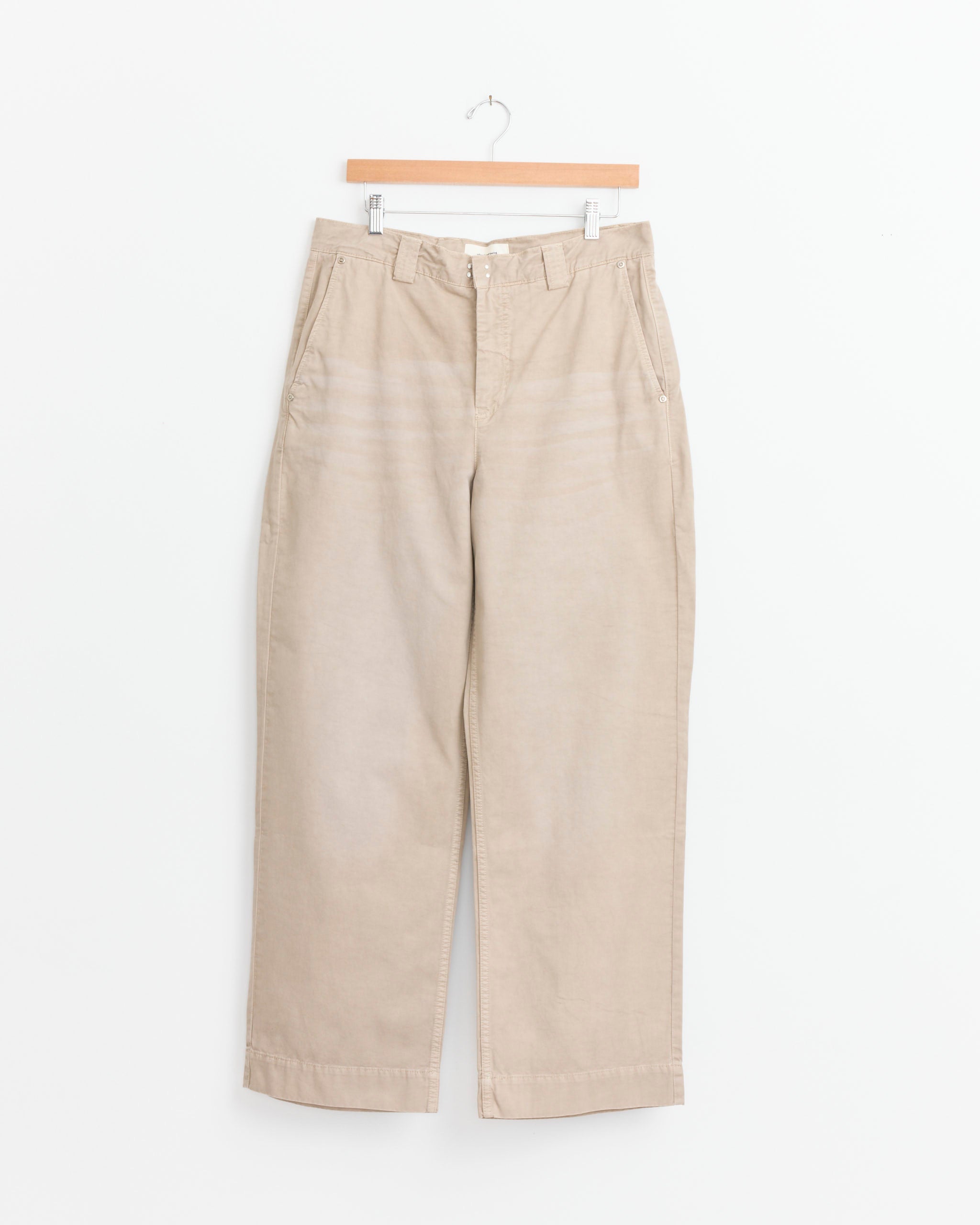 Commission Chino in Stonewashed Sand
