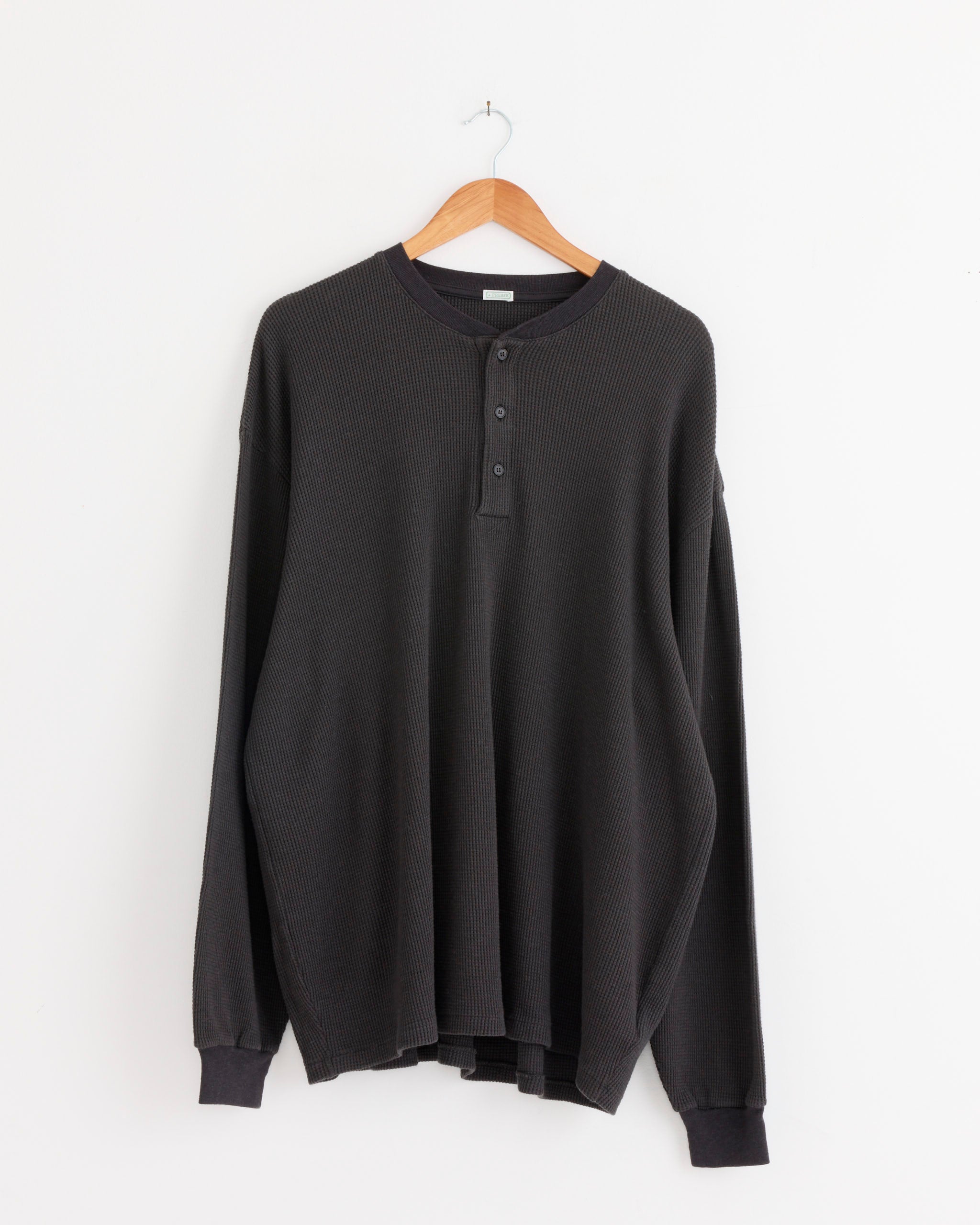 Cashmere Blend Waffle L/S Henley Shirt in Charcoal