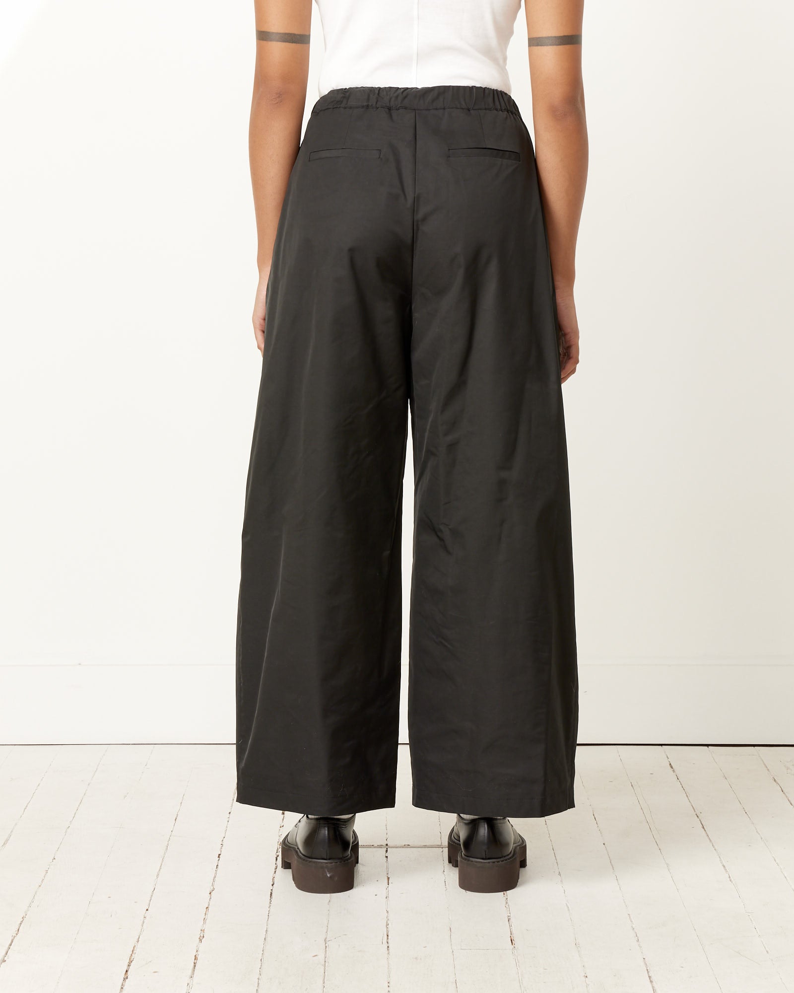 Two Tuck Balloon Pants in Black
