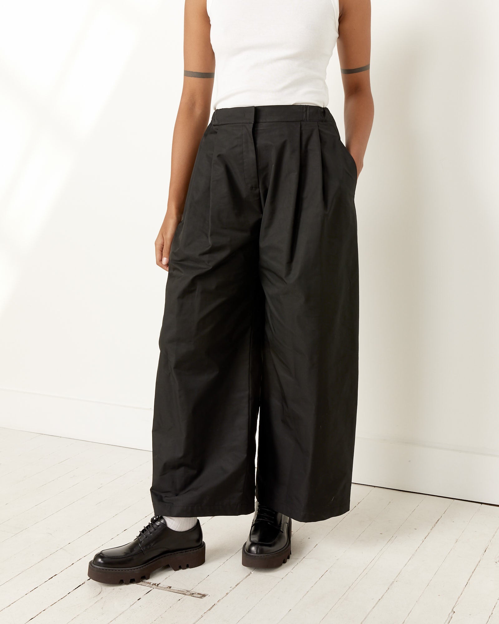 Two Tuck Balloon Pants in Black