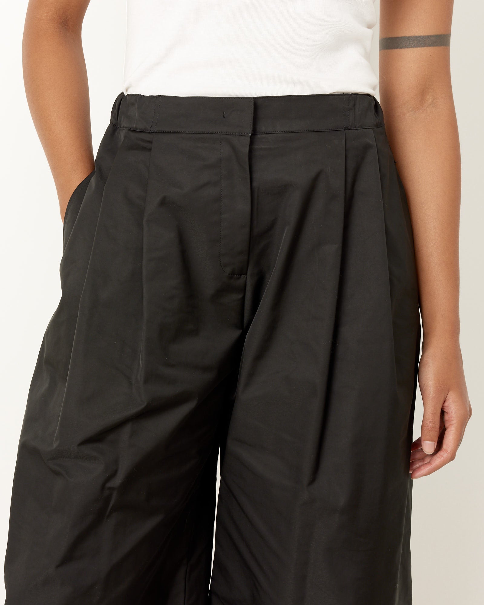 Two Tuck Balloon Pants in Black