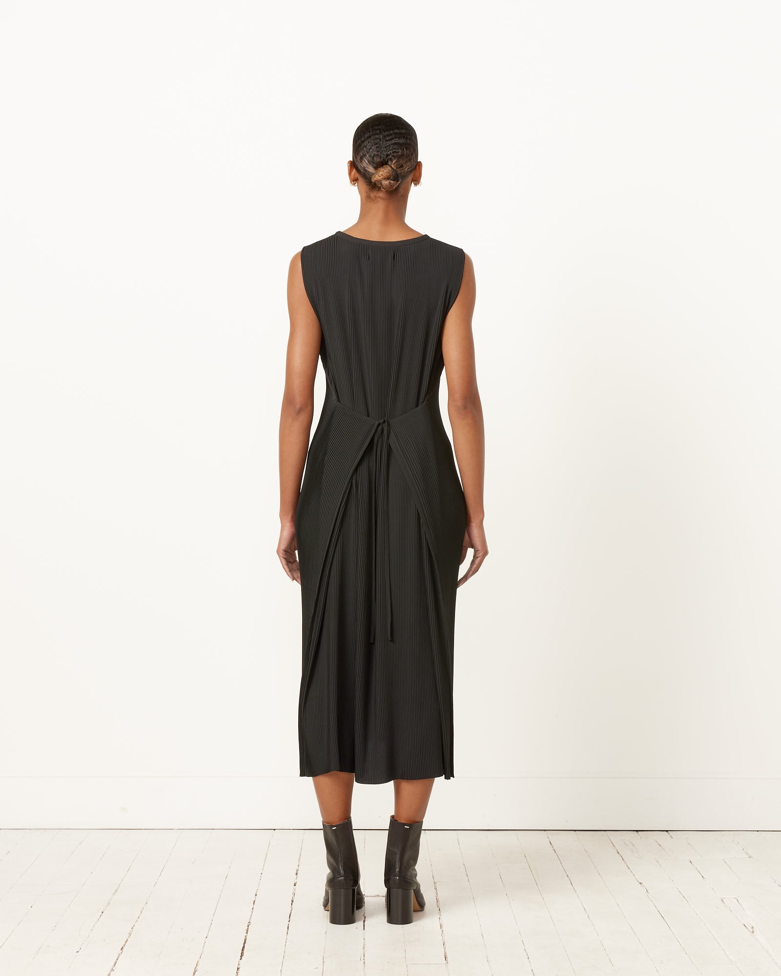 Pull Plisse Dress in Black Pull Plisse Dress in Black