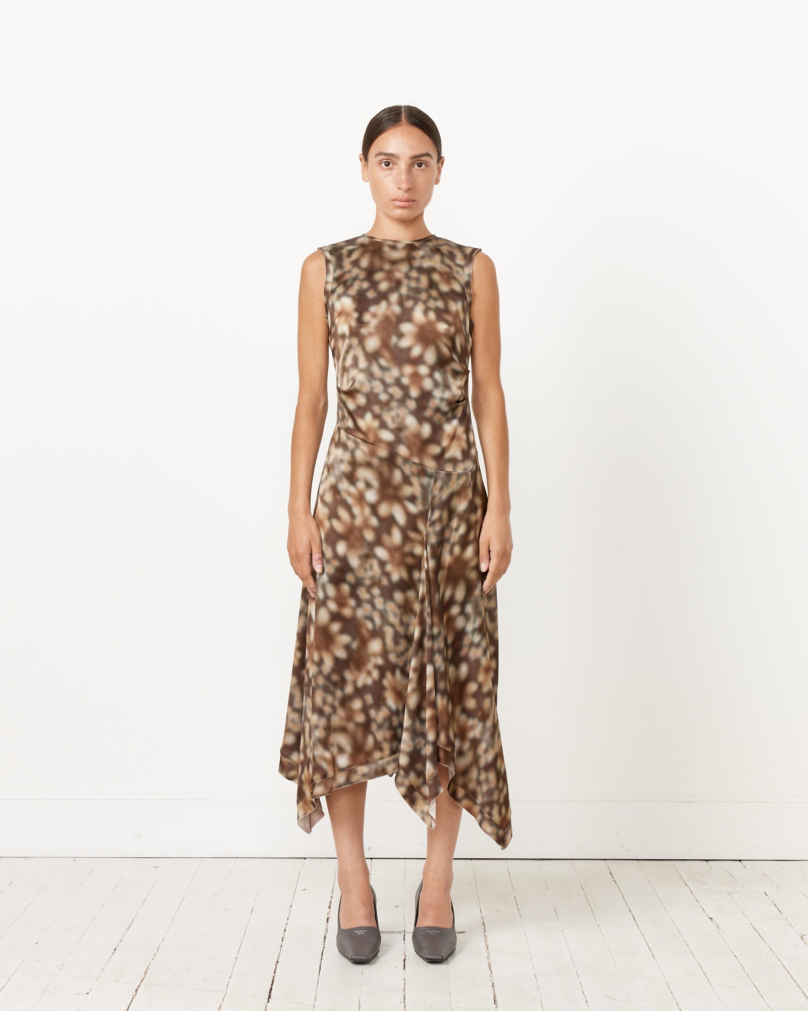 Print Sleeveless Dress in Brown