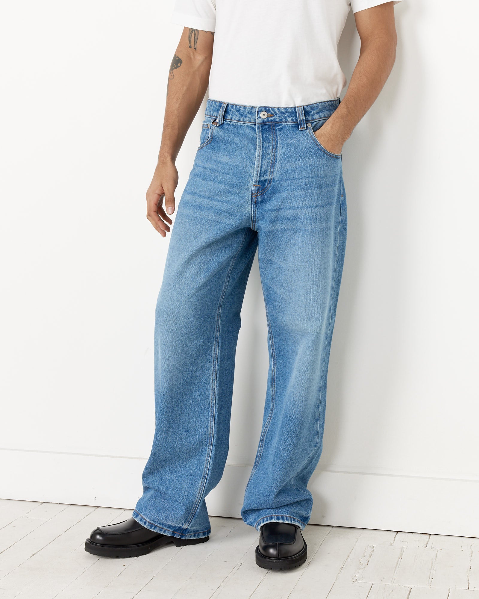 Le De-Nimes Large Jean in Blue/Tabac