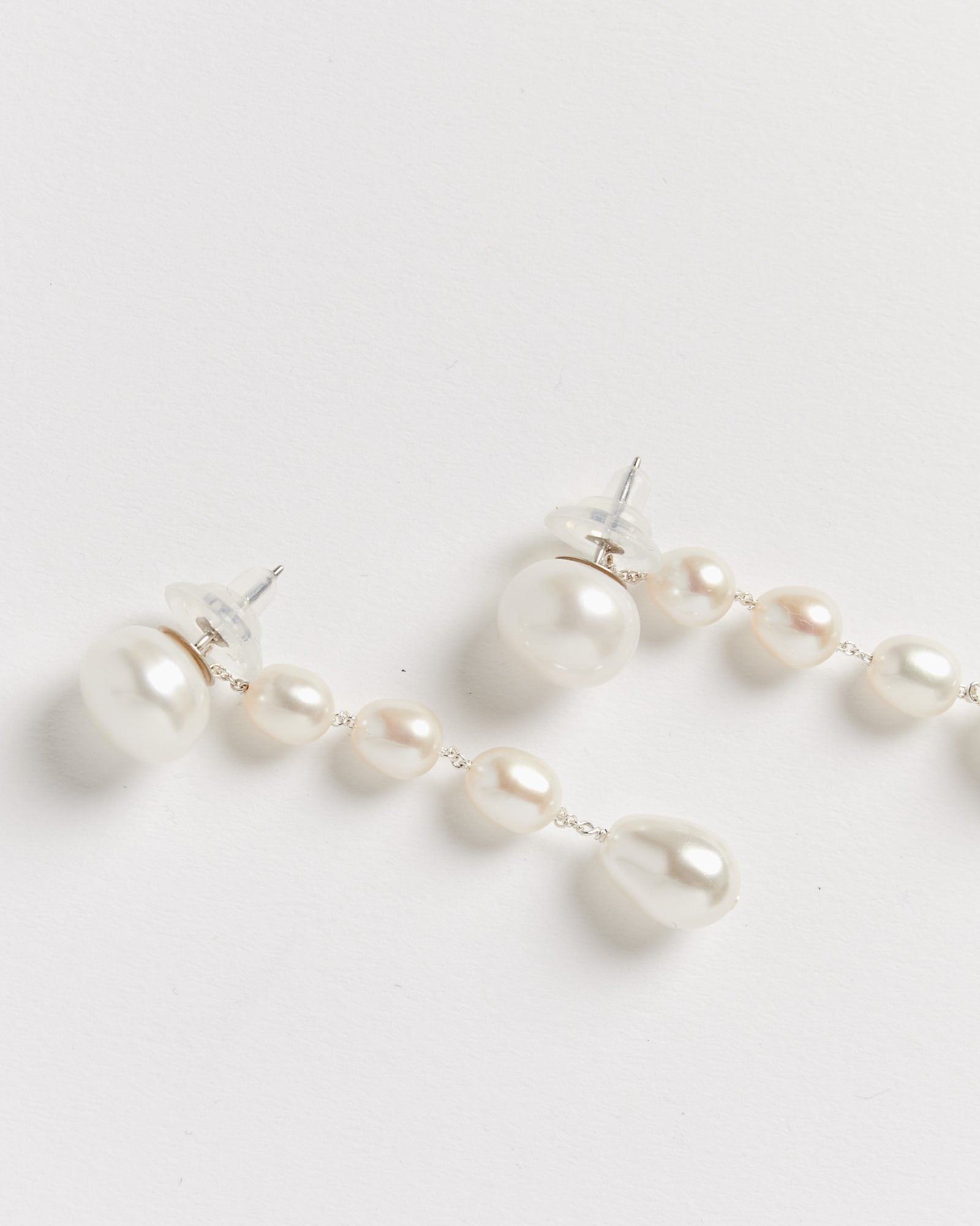 Small Passante Earrings in White Pearl