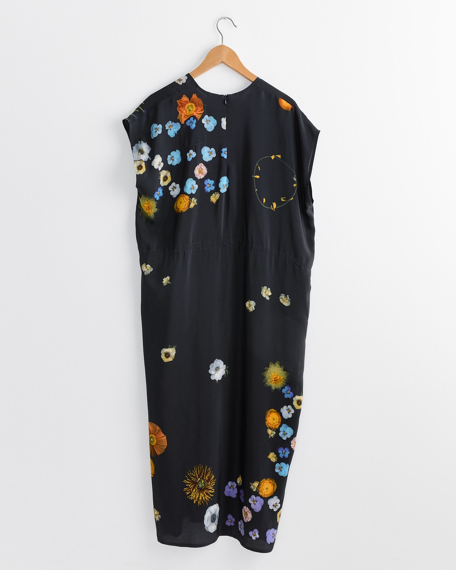 Simple Dress in Print I/Flowers on Black Simple Dress in Print I/Flowers on Black