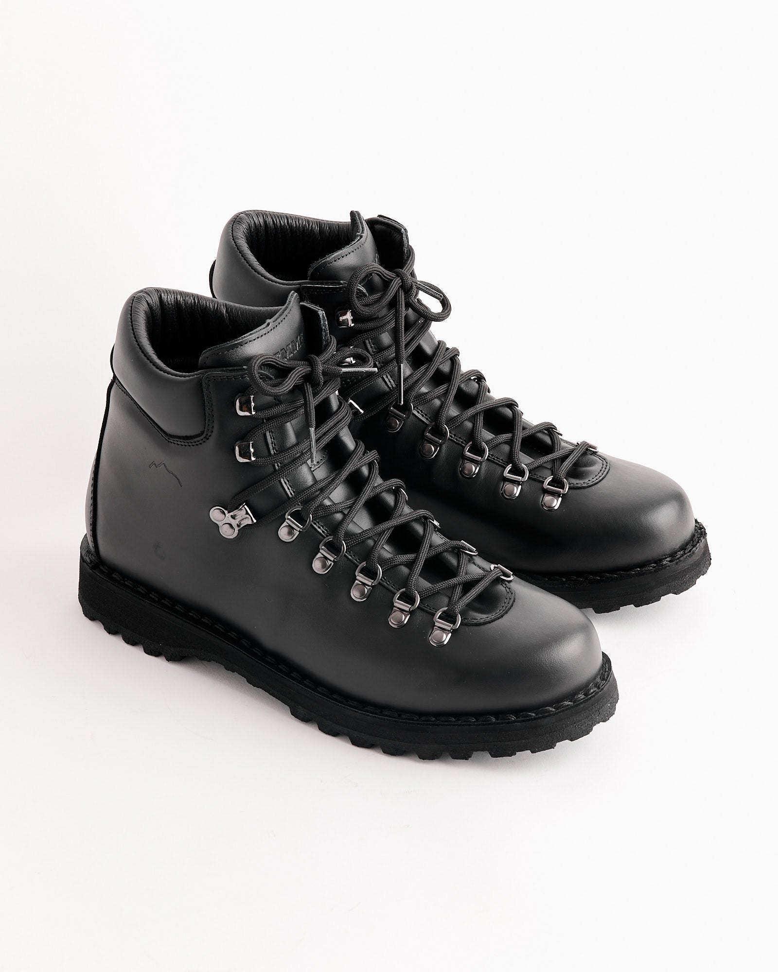 A pair of Diemme Roccia Vet Gomma boots in black, crafted from premium Italian leather.