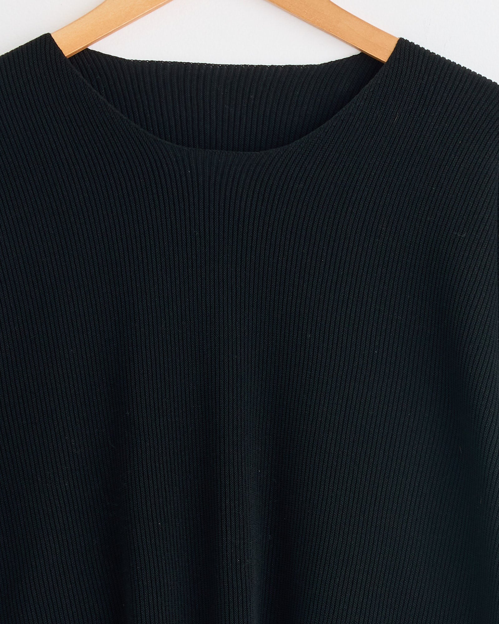 The Homme Plissé Issey Miyake Basic N280 Knit in Black offers a flattering fit—ideal for any occasion. For sizing advice, connect with us via online chat.