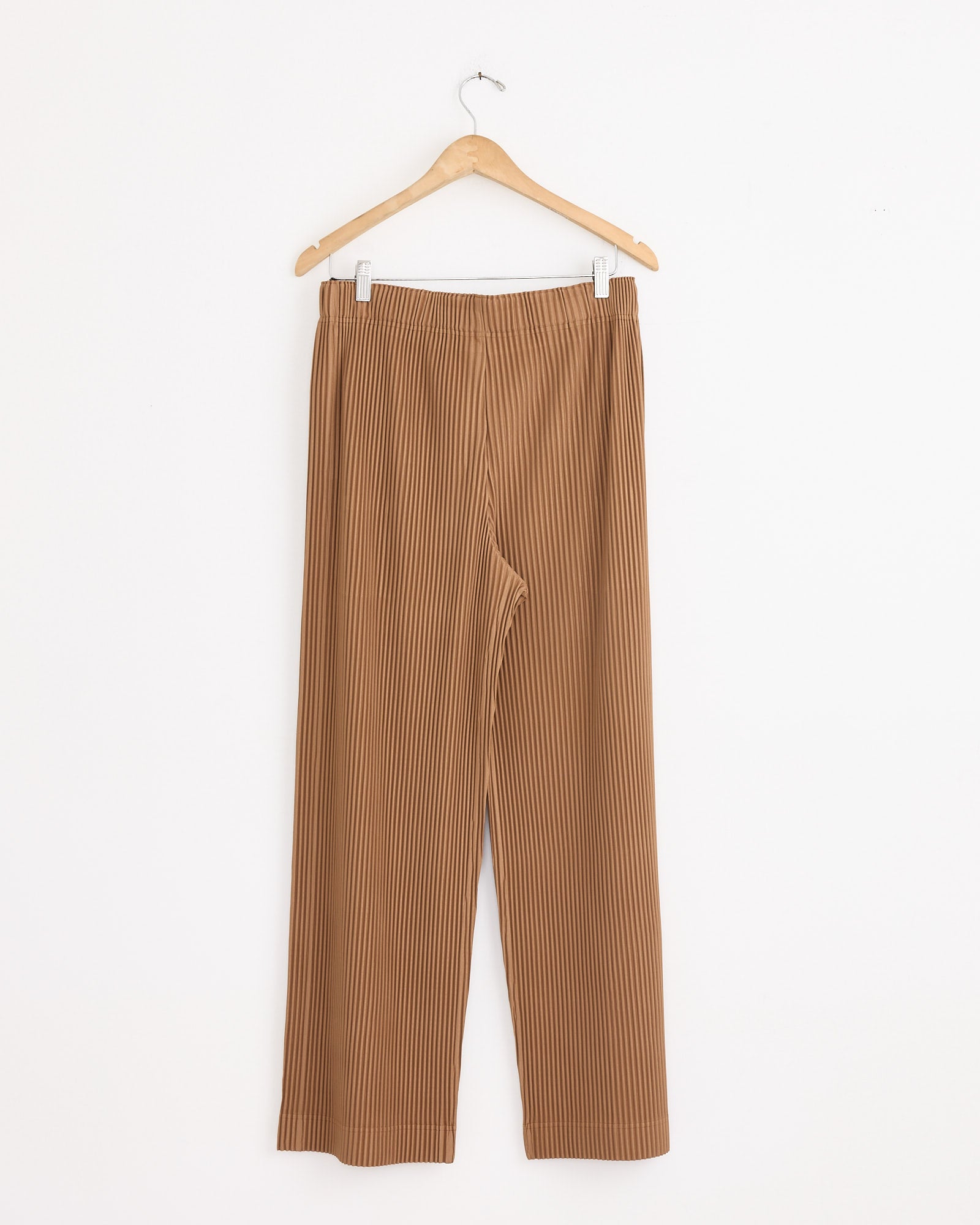 The MC Oct Pant in Paesina Brown by Homme Plissé Issey Miyake, showcased on a swinger, captures the brand’s signature refined pleats.