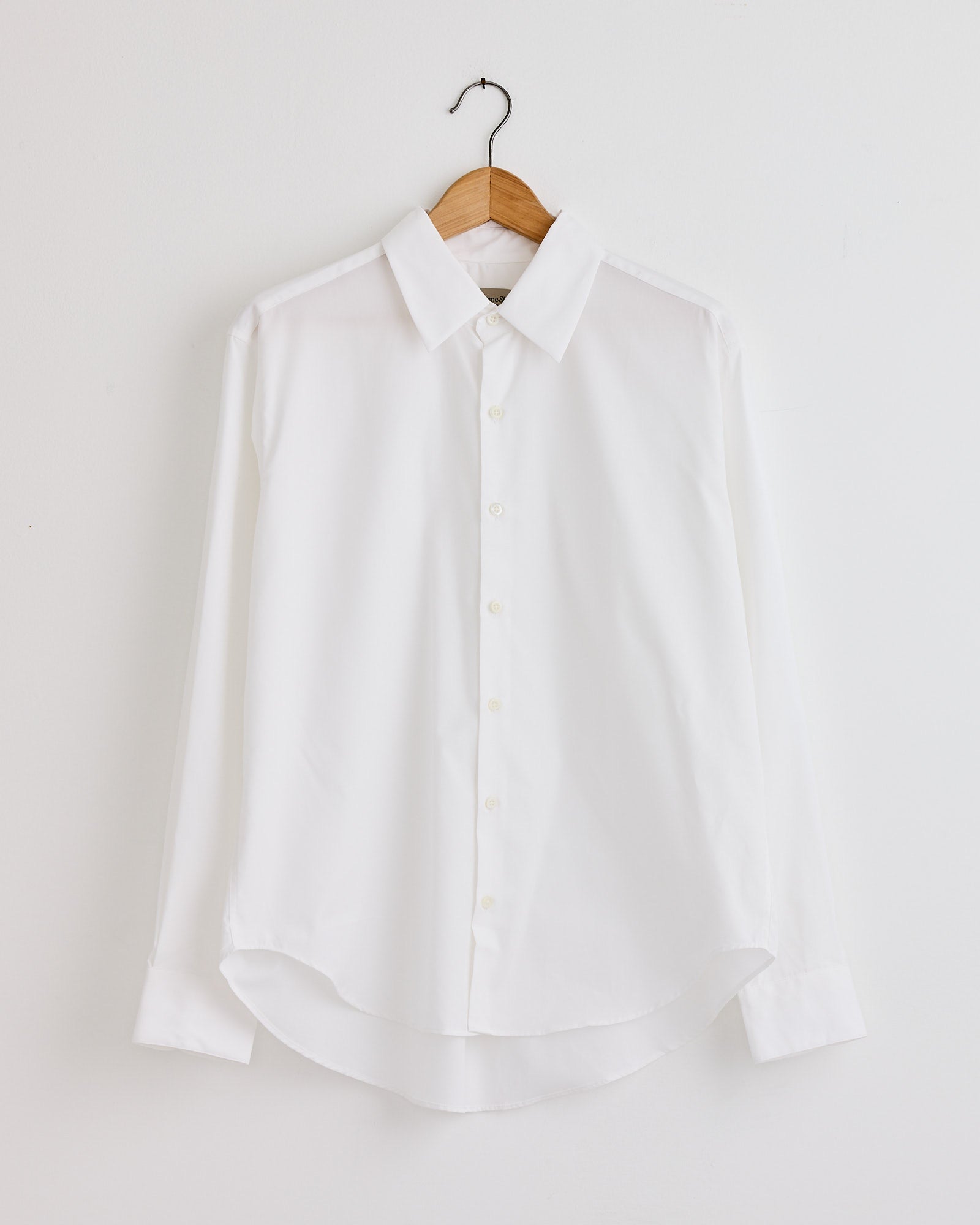 La Shirt Classica in White by Comme Si, modeled for a perfect fit. Discover your size or chat online for help.
