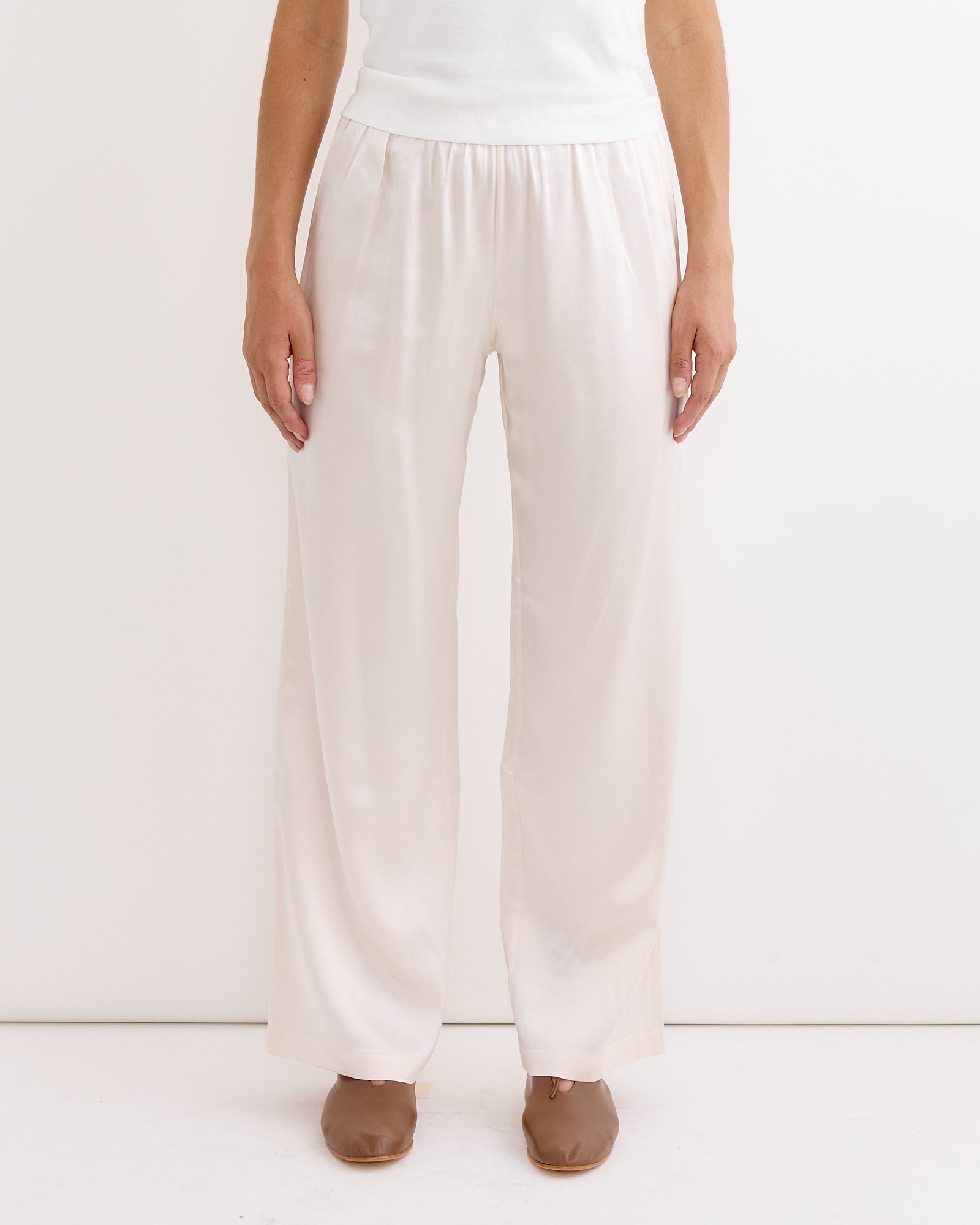 A person wearing the Hai Soma Trouser in Ivory.