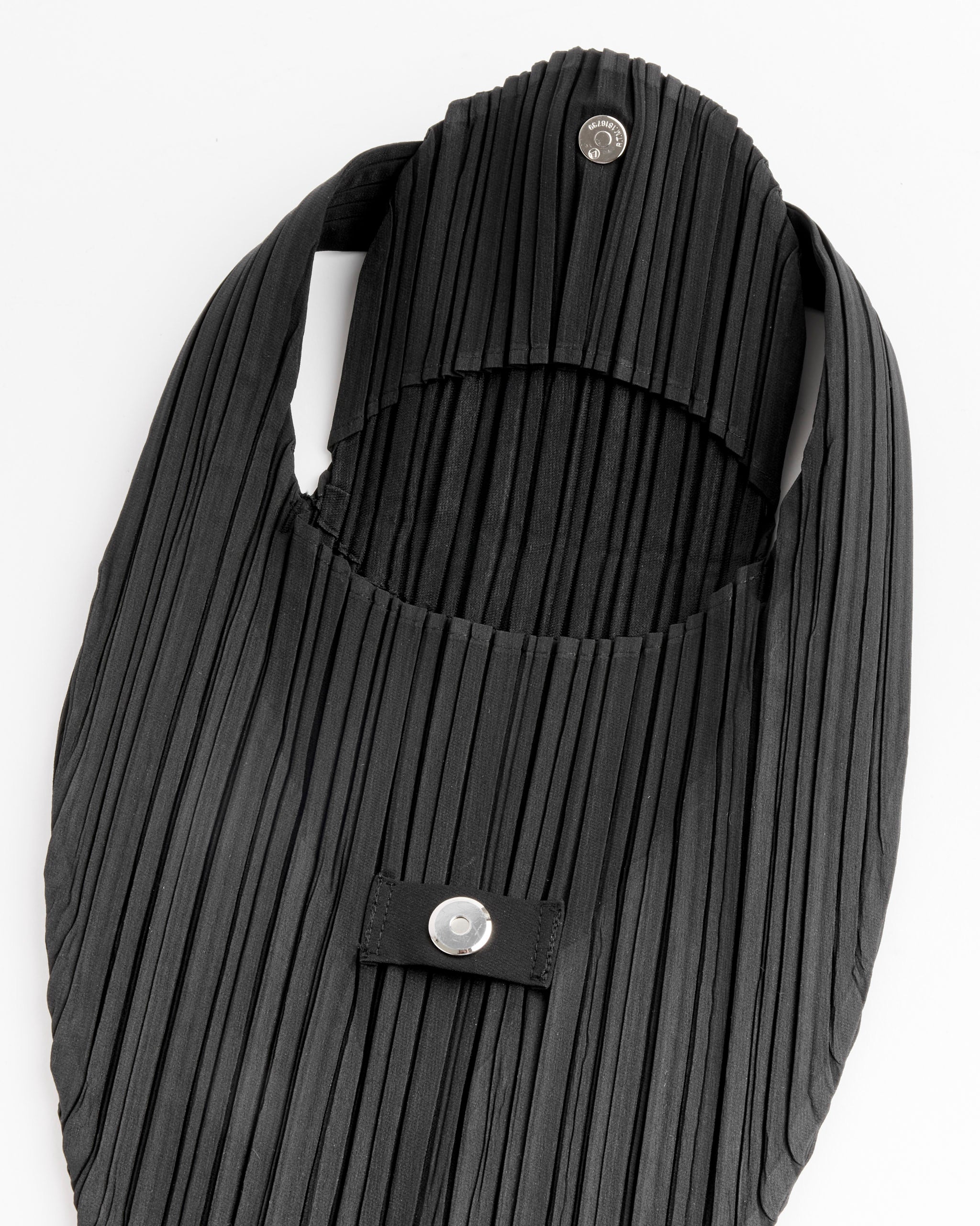 Pleats Seeds Bag in Black