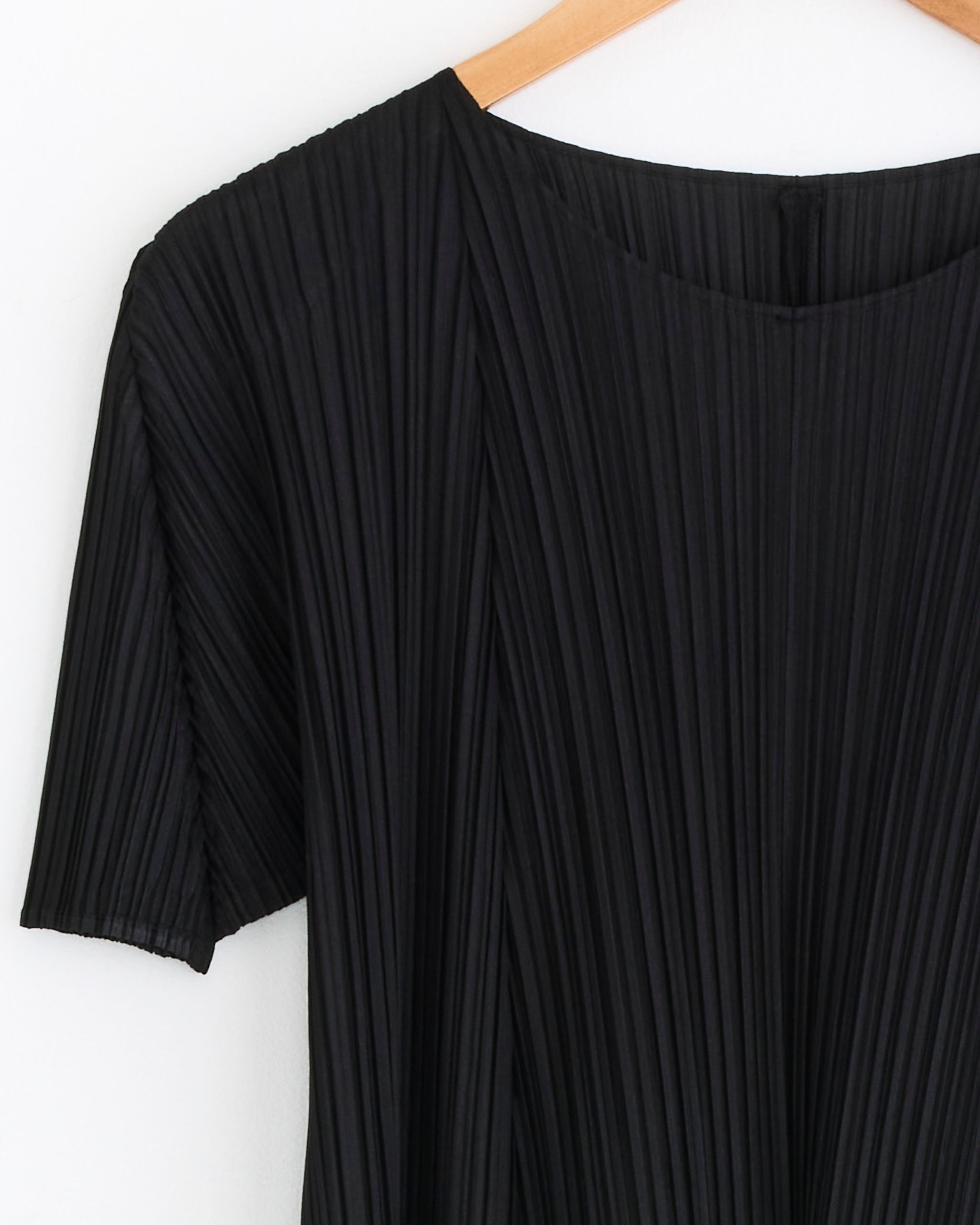 Mellow Pleats Dress in Black
