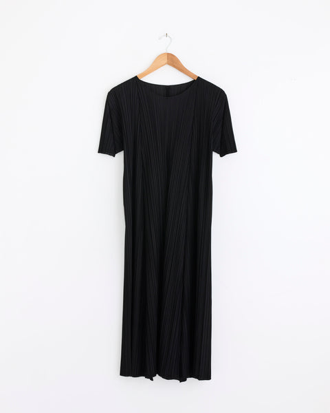 Mellow Pleats Dress in Black