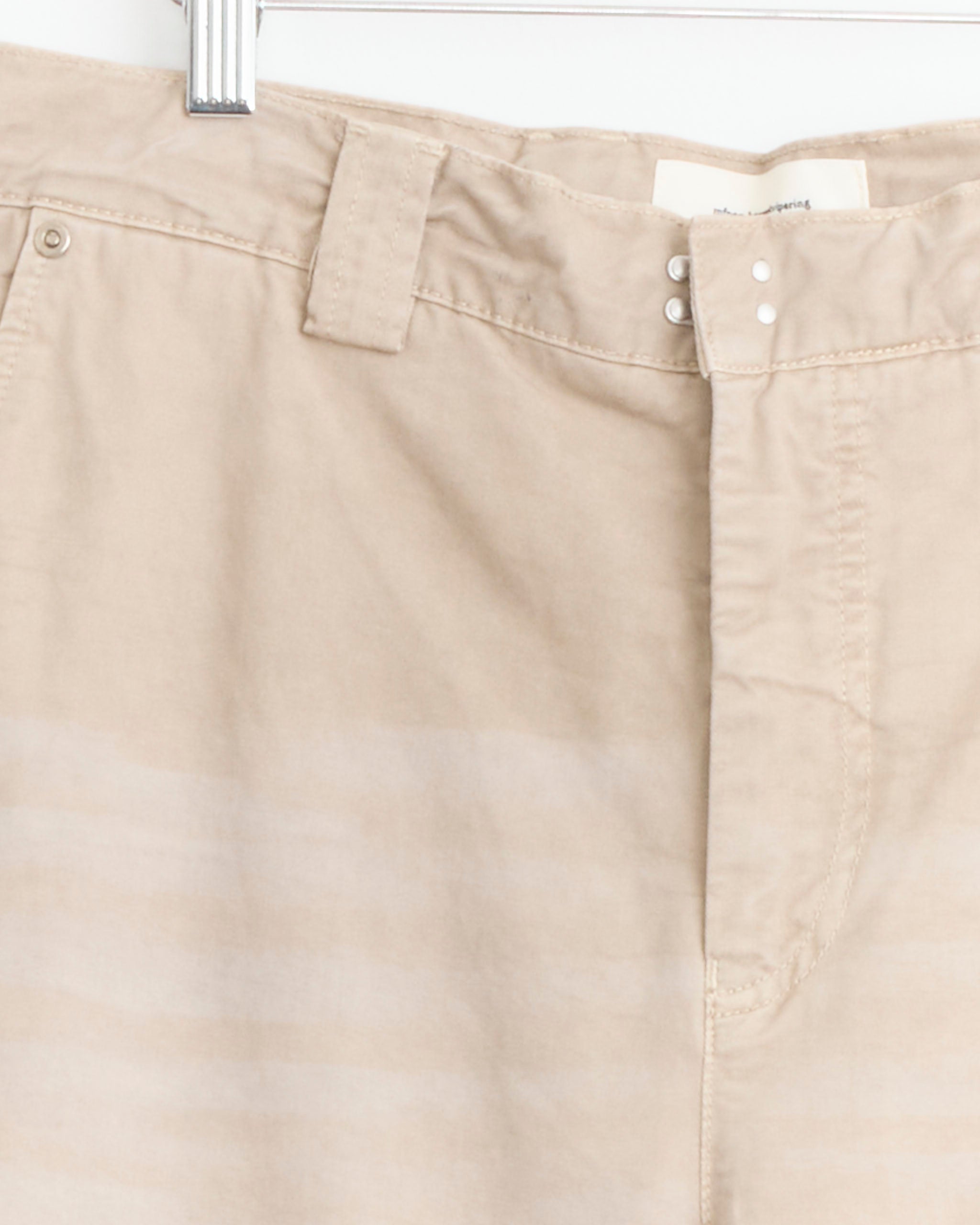 Commission Chino in Stonewashed Sand