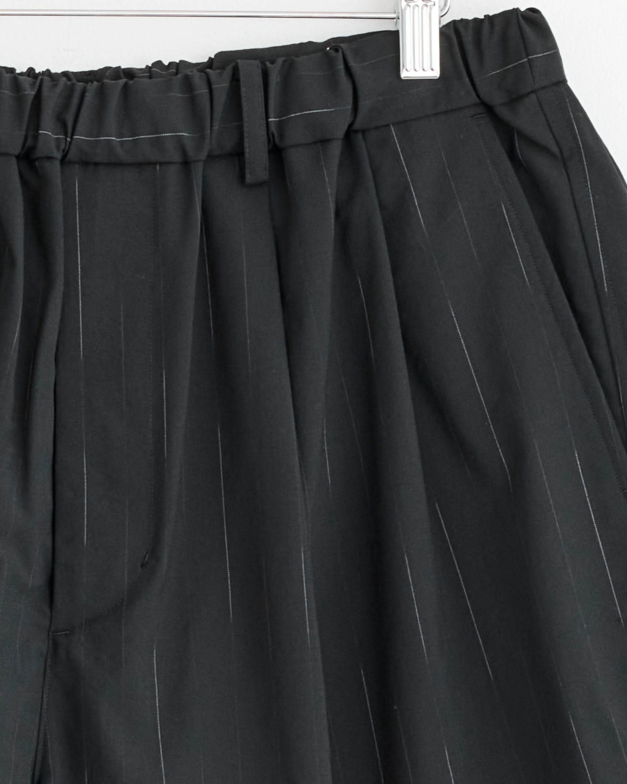 Double Pleated Wide Easy Short in Black