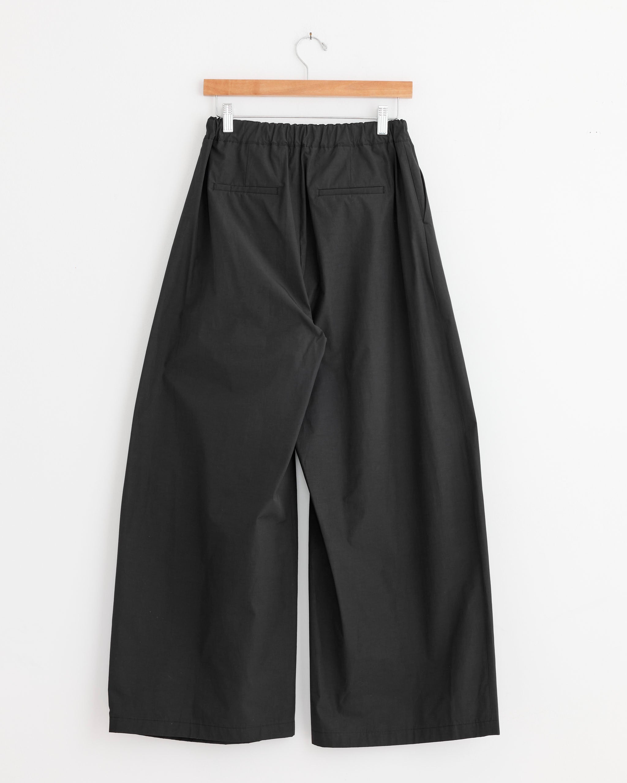 Three Tuck Banding Pant in Black