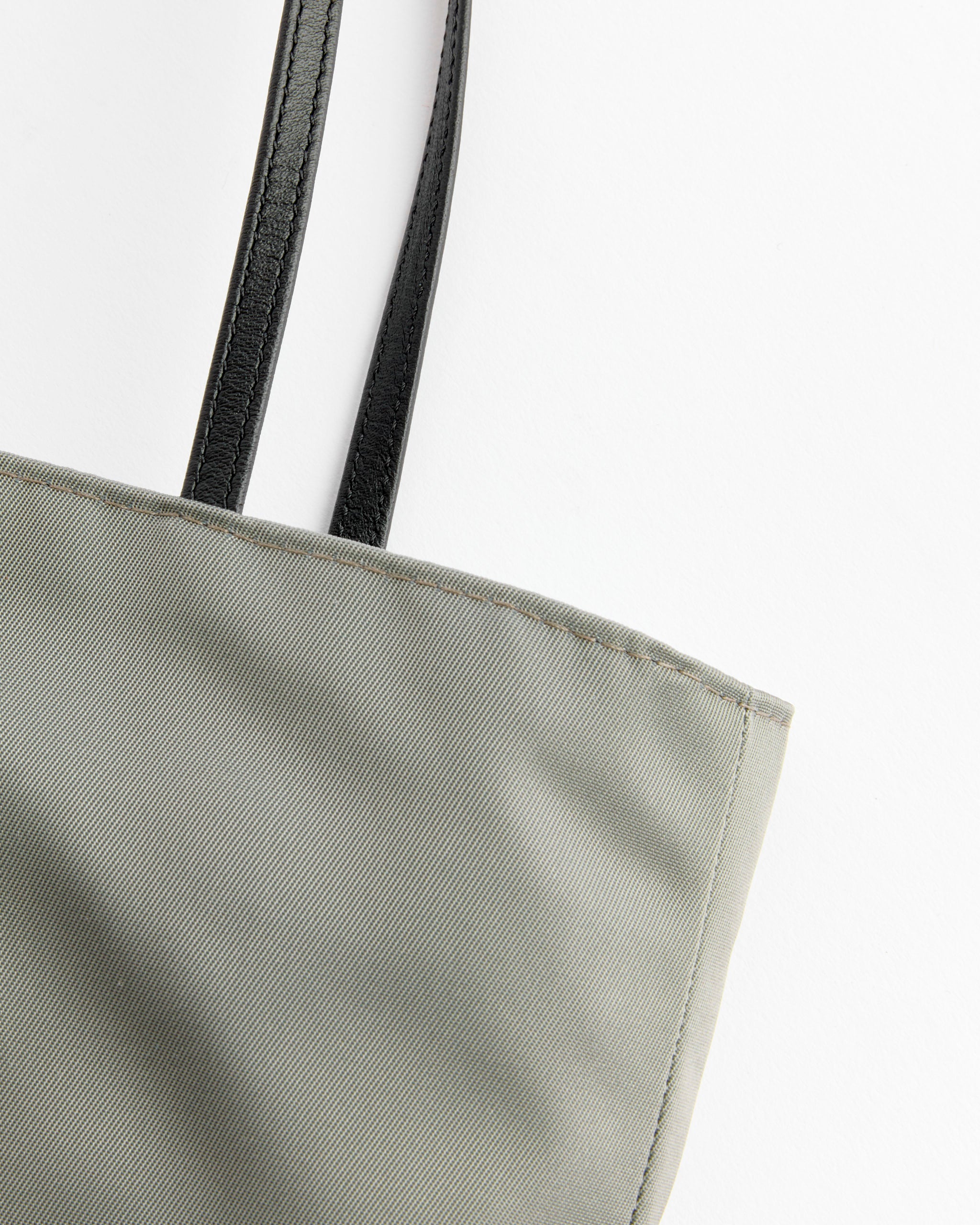 EYELETS NYLON TOTE BAG (GREY) 3188B 【公式通販】