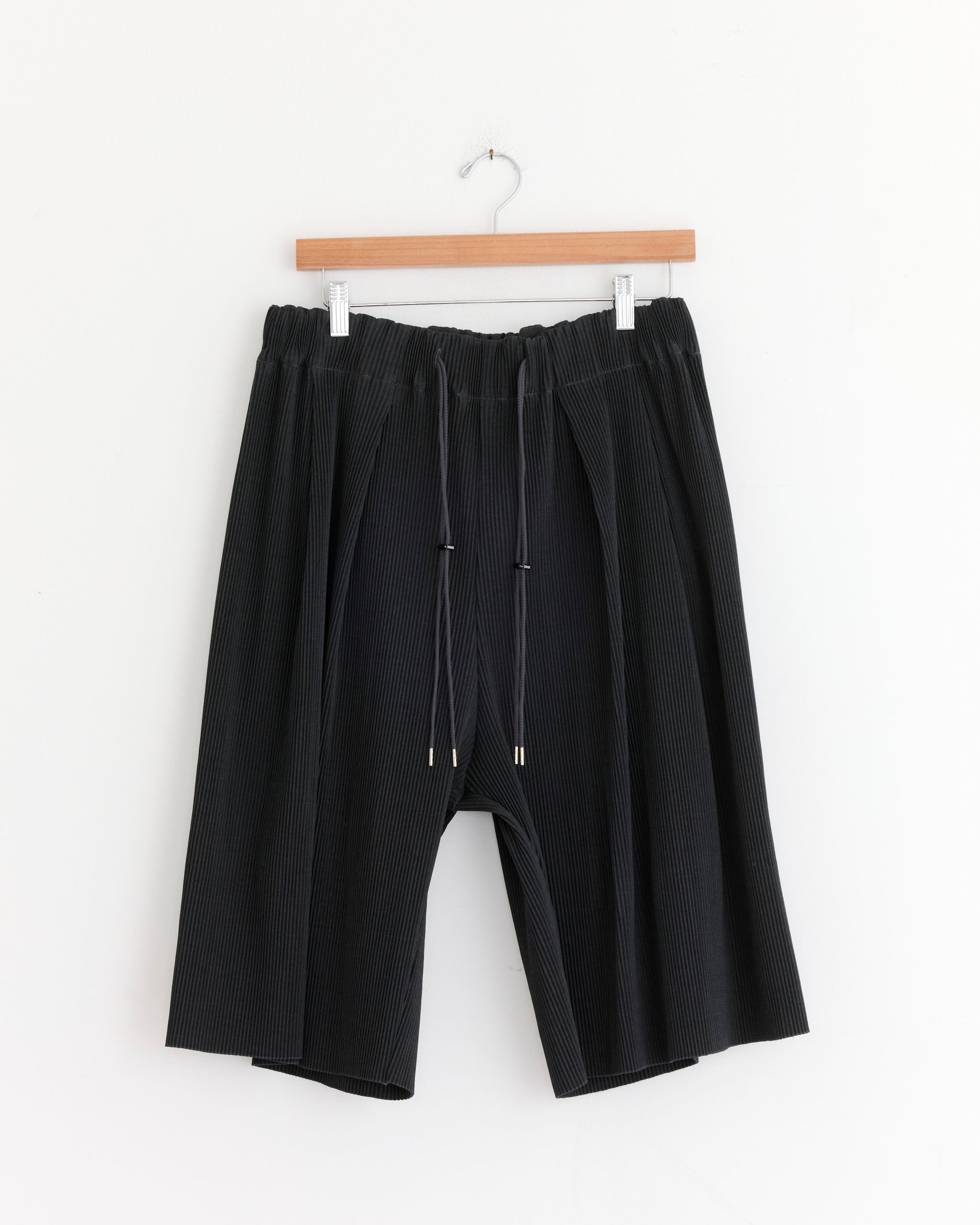 Sillage Pleats Circular Short Pant - Anthracite / OS (281917)