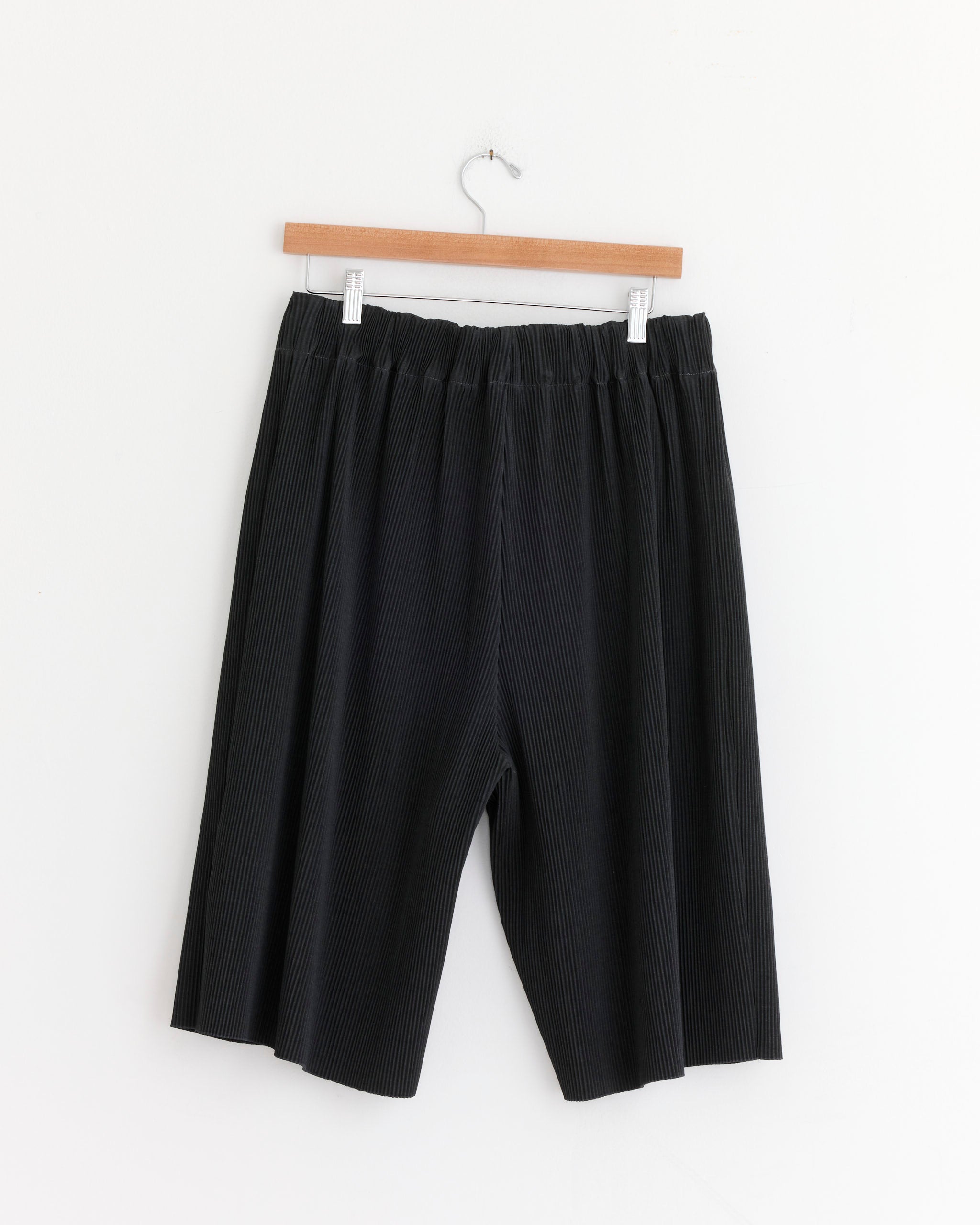 Sillage Pleats Circular Short Pant - Anthracite / OS (281917)