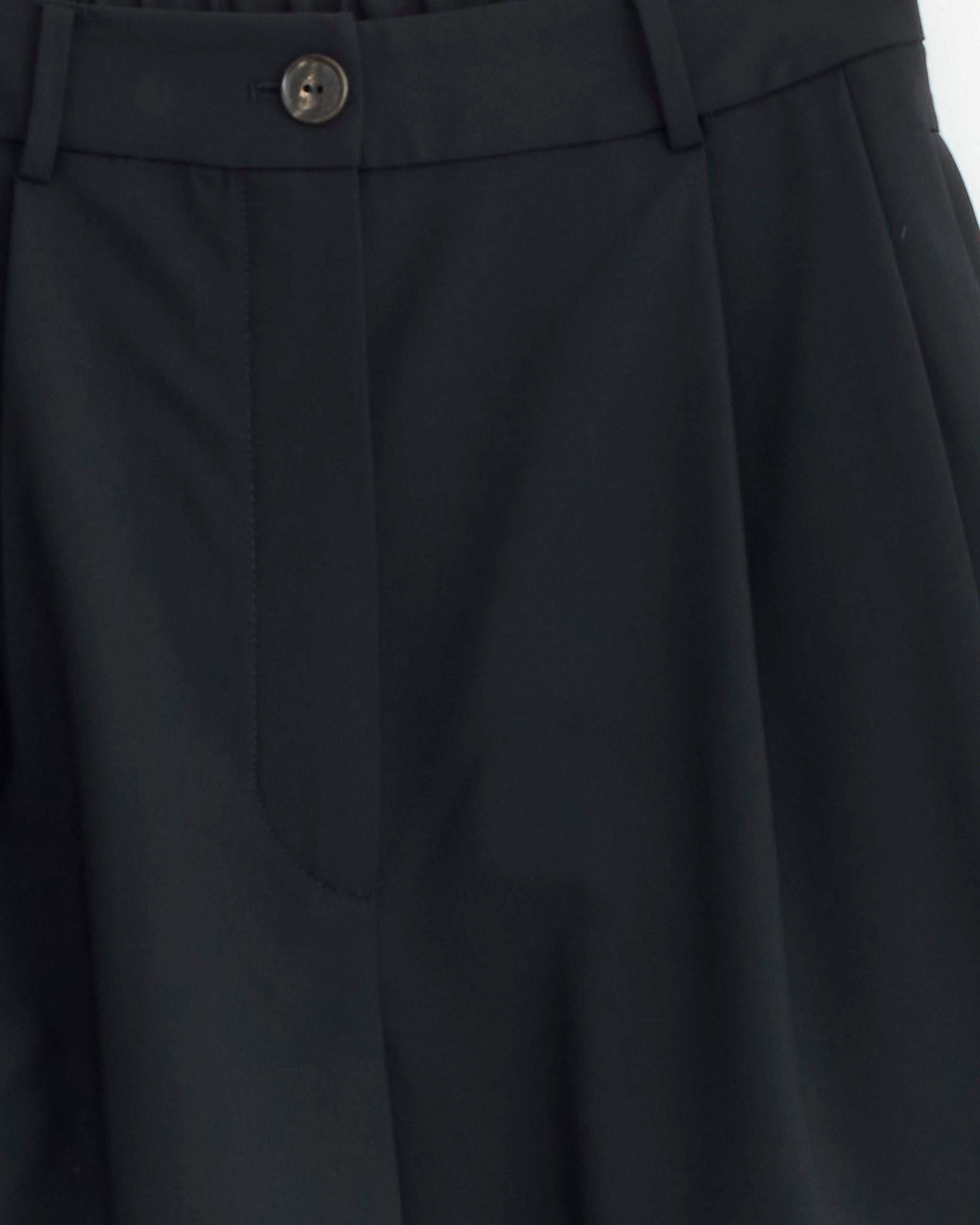 Close-up of the waistband and upper section of CORDERA’s Tailored Short in Navy, made in Spain with a button and belt loops.