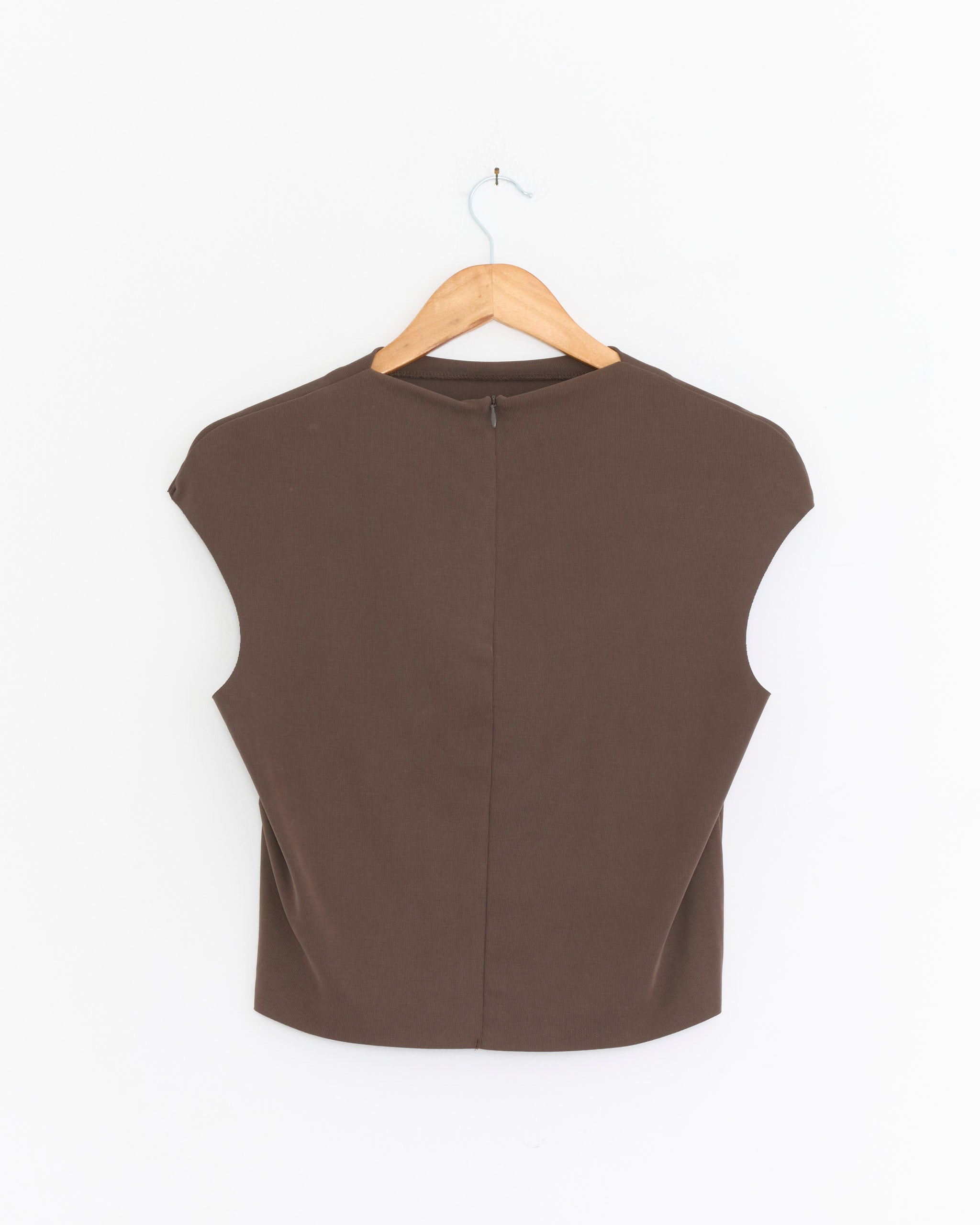 The Amomento Jersey Mock Neck Top in Brown, sleeveless and ribbed, is displayed from the back on a wooden hanger against a plain white background, showcasing its center zipper seam.