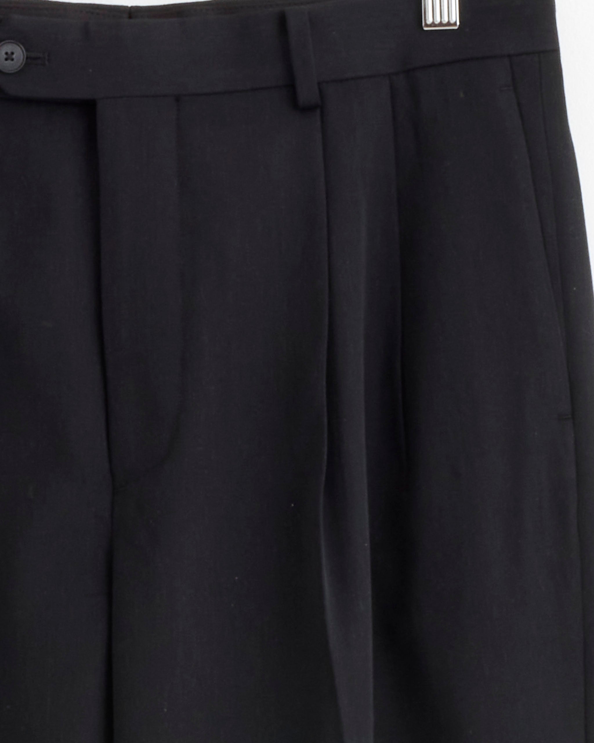 Light Wool Max Gabardine Two Tuck Slack in Top Black