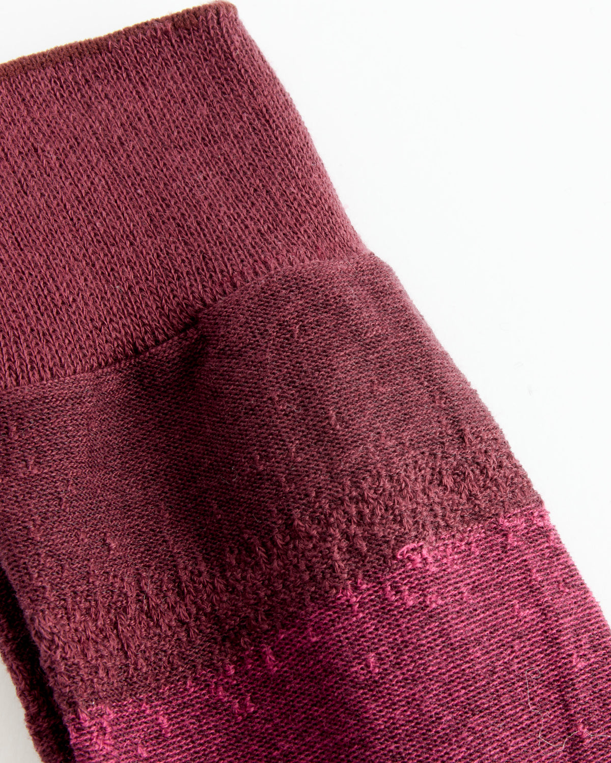 IM MENS ISSEY MIYAKE AI489 Gradation Socks, Wine Red - Wine Red / OS (289004)