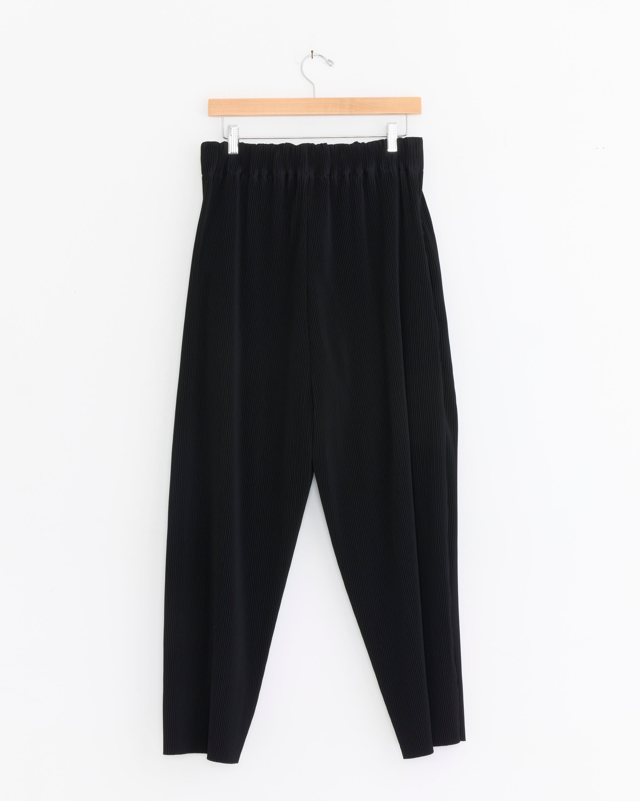 Circular Pockets Pleat Pant in Black