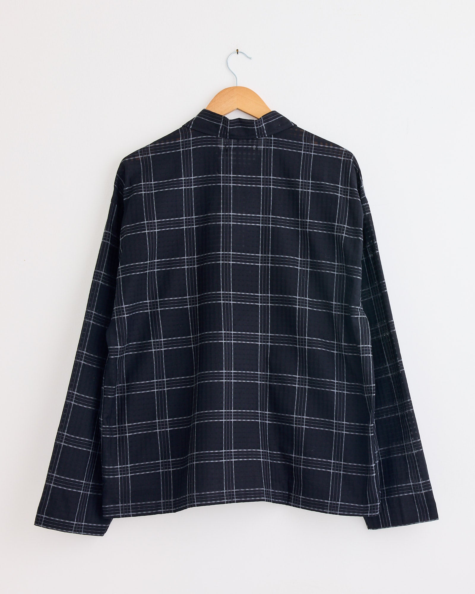 The PJ Overshirt in Black/Grey by YMC offers a comfortable fit with its black and grey plaid design. For sizing inquiries, please contact us via online chat.