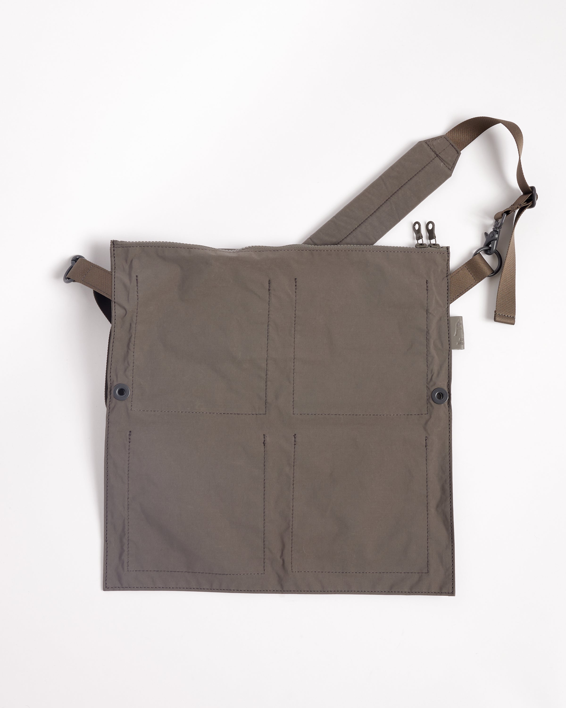Yarn Flat Medium Shoulder Bag in Grey