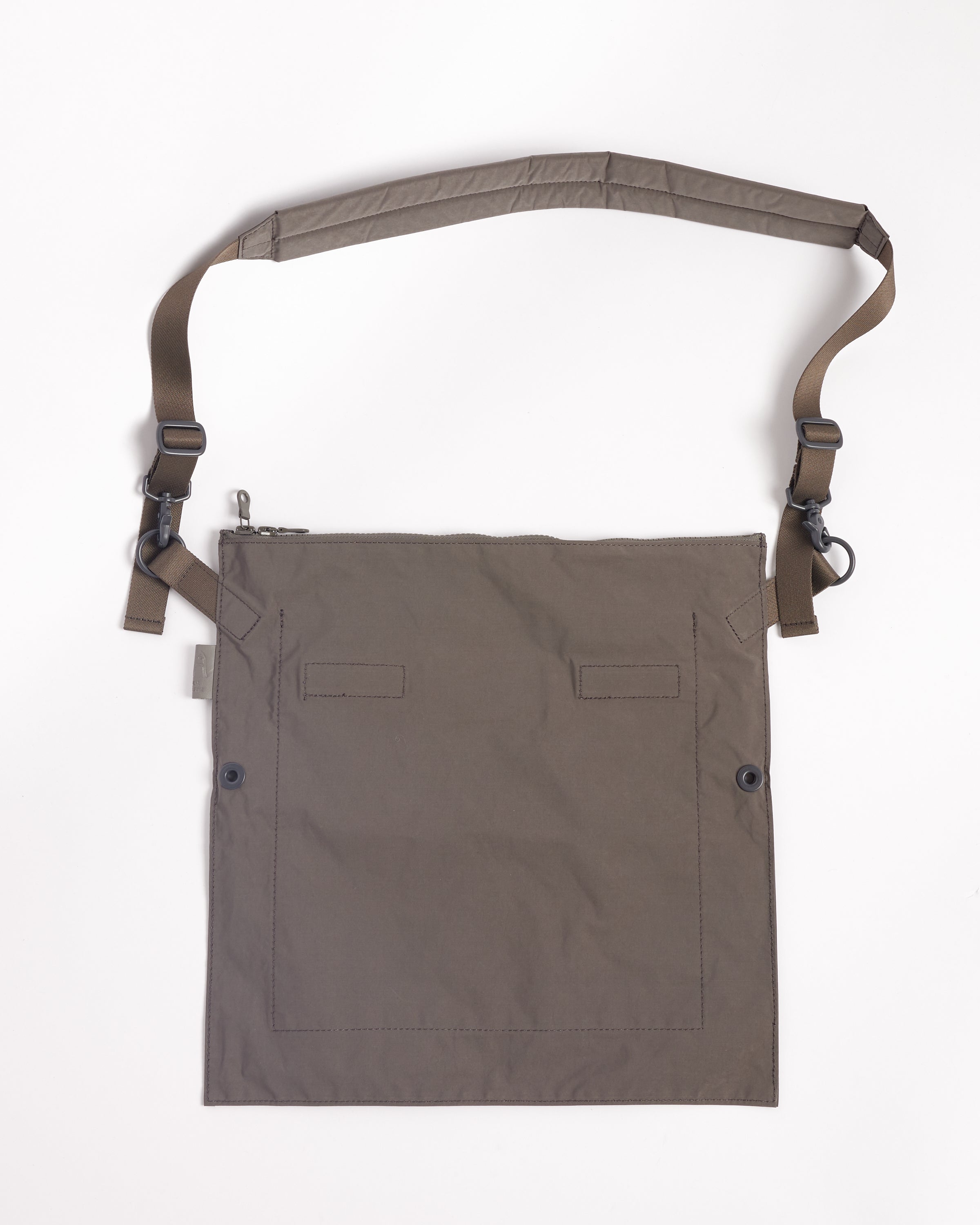 Yarn Flat Medium Shoulder Bag in Grey